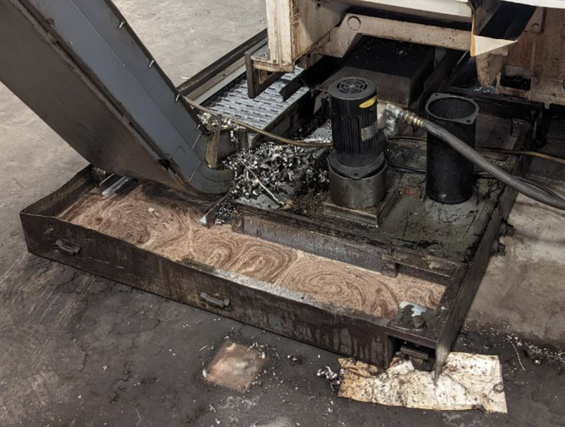 Verschmutzter Kühlschmierstofftank in der Praxis